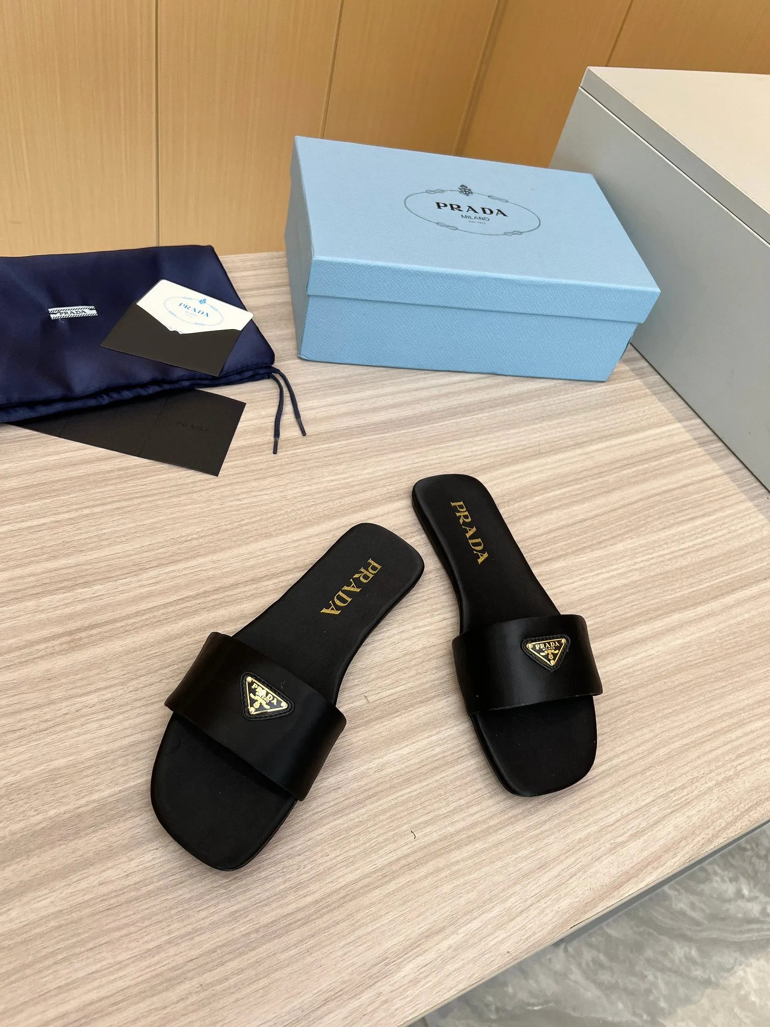 👟👟Ex-factory price 420👟👟 Top version on the market🔥4048SS Prada〰️Triangle logo ✔️Top quality ✔️Elegant, intellectual, retro and cute in one ✔️Upper: original silk surface ➕Original hardware buckle ✔️Inner: lambskin lining ✔️Original Italian leather outsole ✔️12 colors available from stock ✔️Size: 35-42 (41, 42, customized)